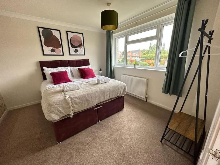 Tennyson House - 3 Bedroom House For Families, Business Travellers, Contractors, Free Parking & Wifi, Nice Garden Royal Wootton Bassett Bagian luar foto