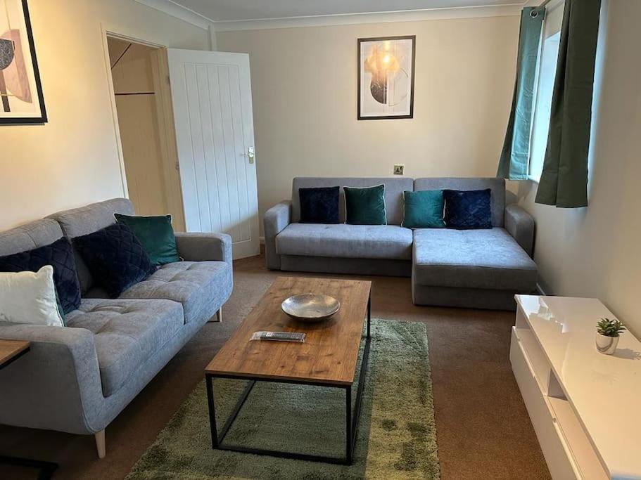 Tennyson House - 3 Bedroom House For Families, Business Travellers, Contractors, Free Parking & Wifi, Nice Garden Royal Wootton Bassett Bagian luar foto